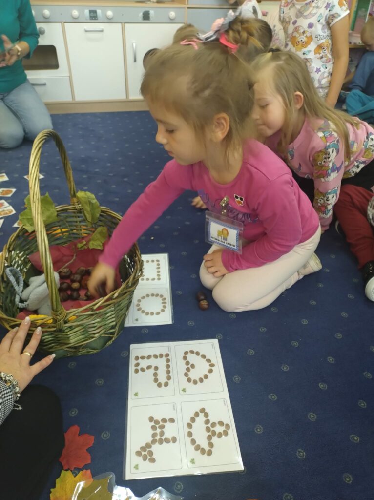 grupa dzieci w przedszkolu