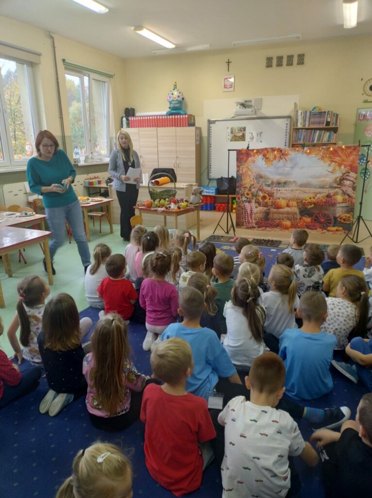 grupa dzieci w przedszkolu