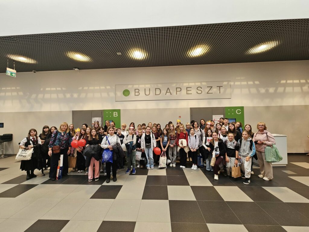 grupa osób na targach