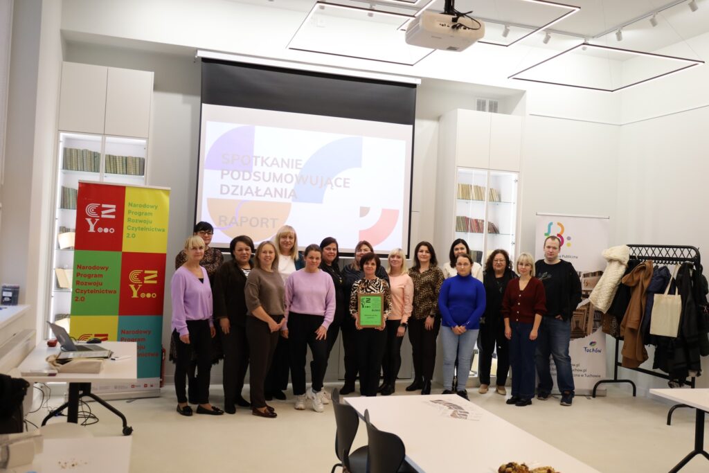 grupa bibliotekarzy w sali