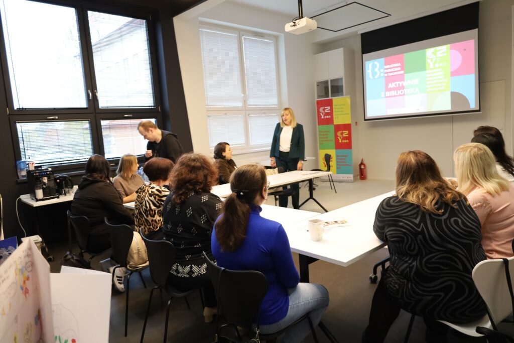 grupa bibliotekarzy w sali