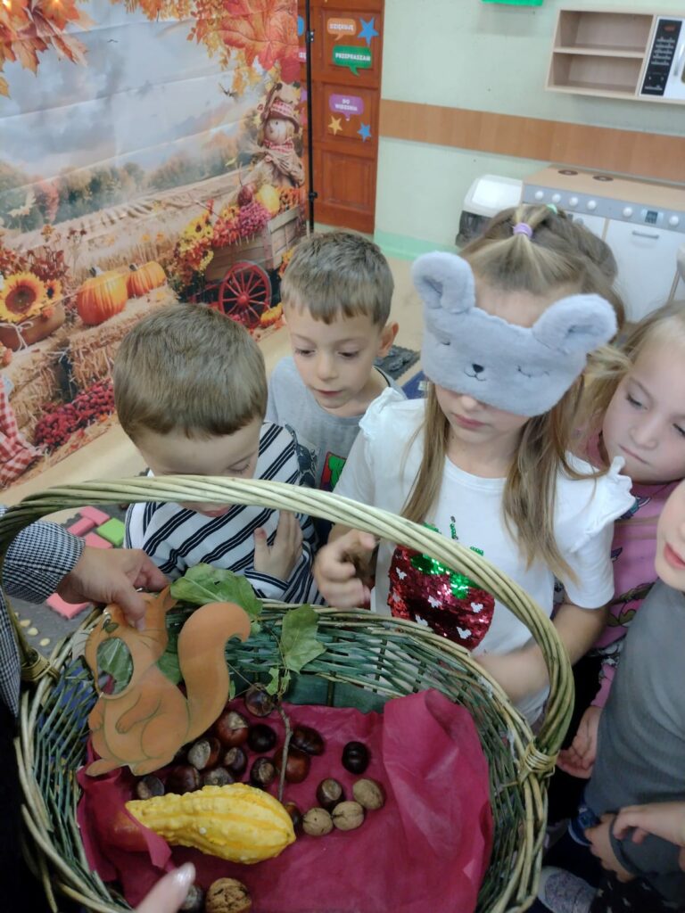 grupa dzieci w przedszkolu