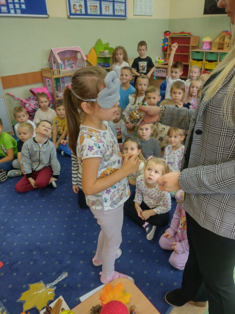 grupa dzieci w przedszkolu