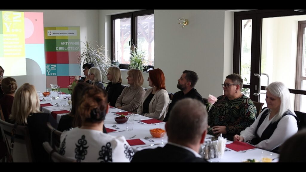 grupa osób przy stole