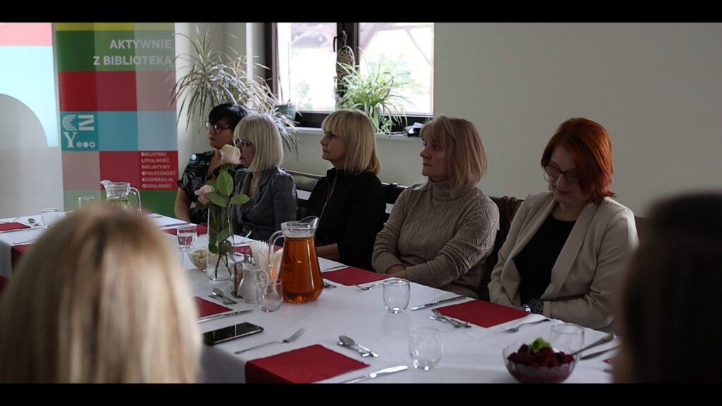 grupa osób przy stole