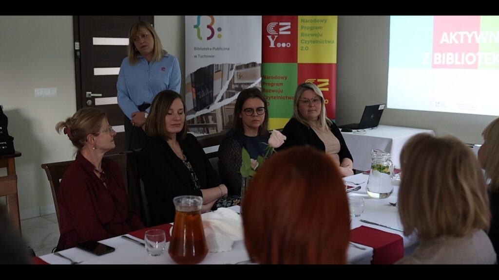 grupa osób przy stole