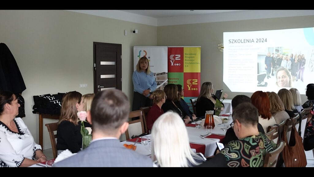 grupa osób przy stole