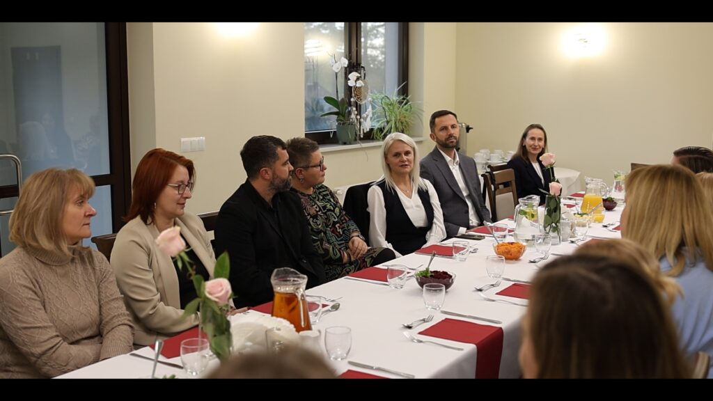 grupa osób przy stole