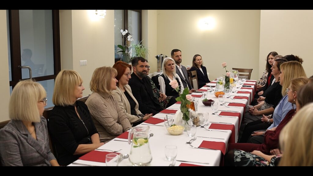 grupa osób przy stole