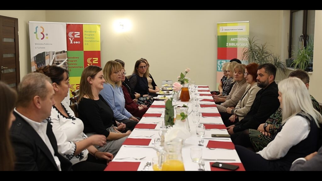 grupa osób przy stole