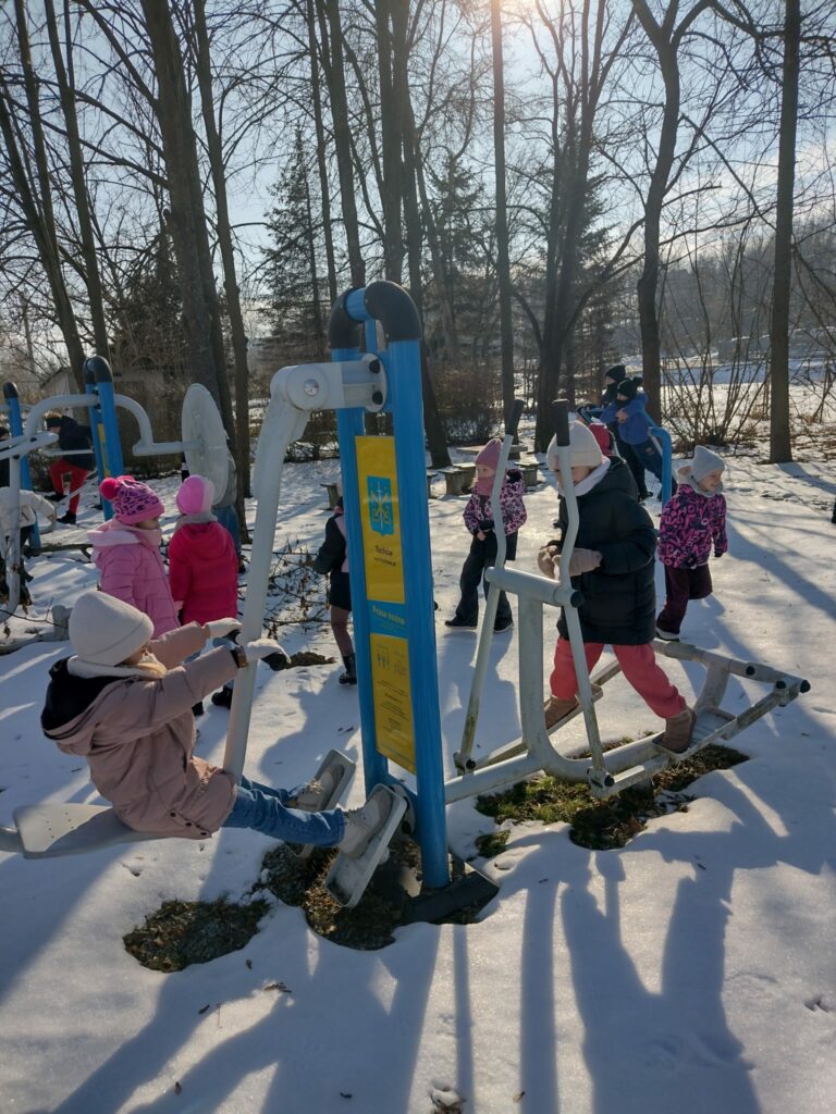 grupa dzieci na świeżym powietrzu