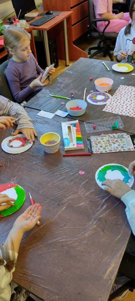 dzieci podczas warsztatów w bibliotece