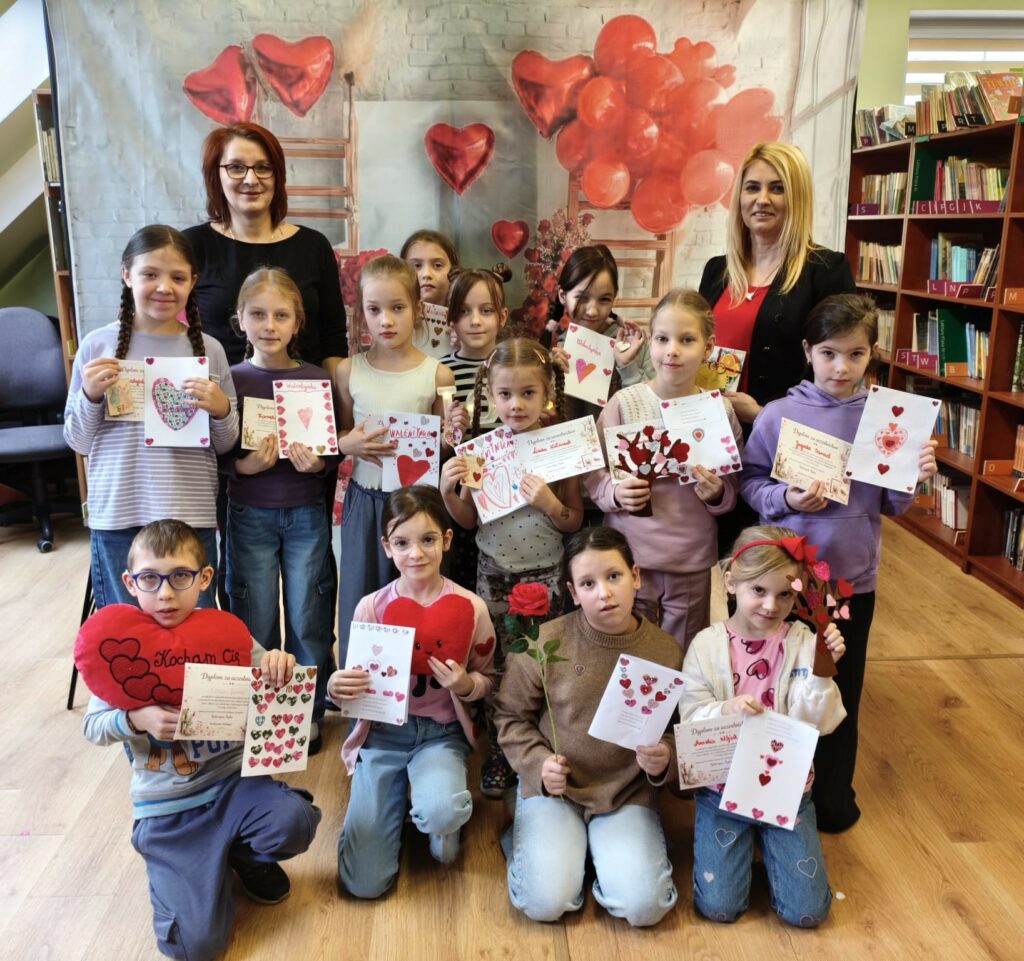 grupa dzieci w bibliotece