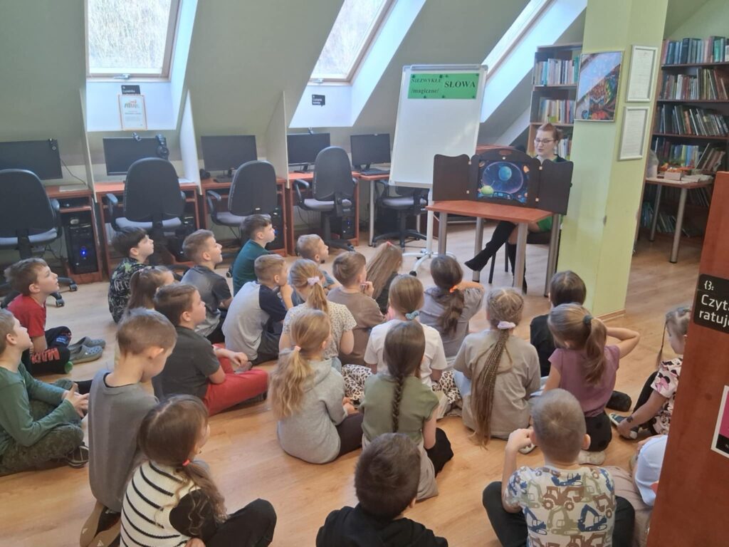 grupa dzieci w bibliotece