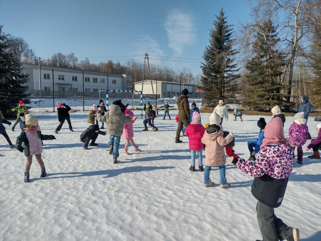 grupa dzieci na świeżym powietrzu