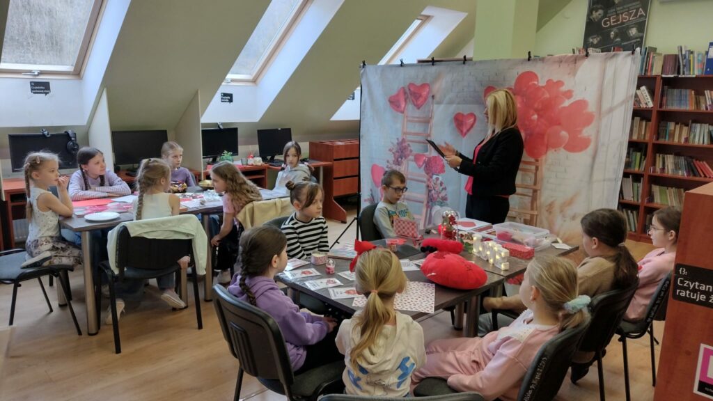 grupa dzieci w bibliotece