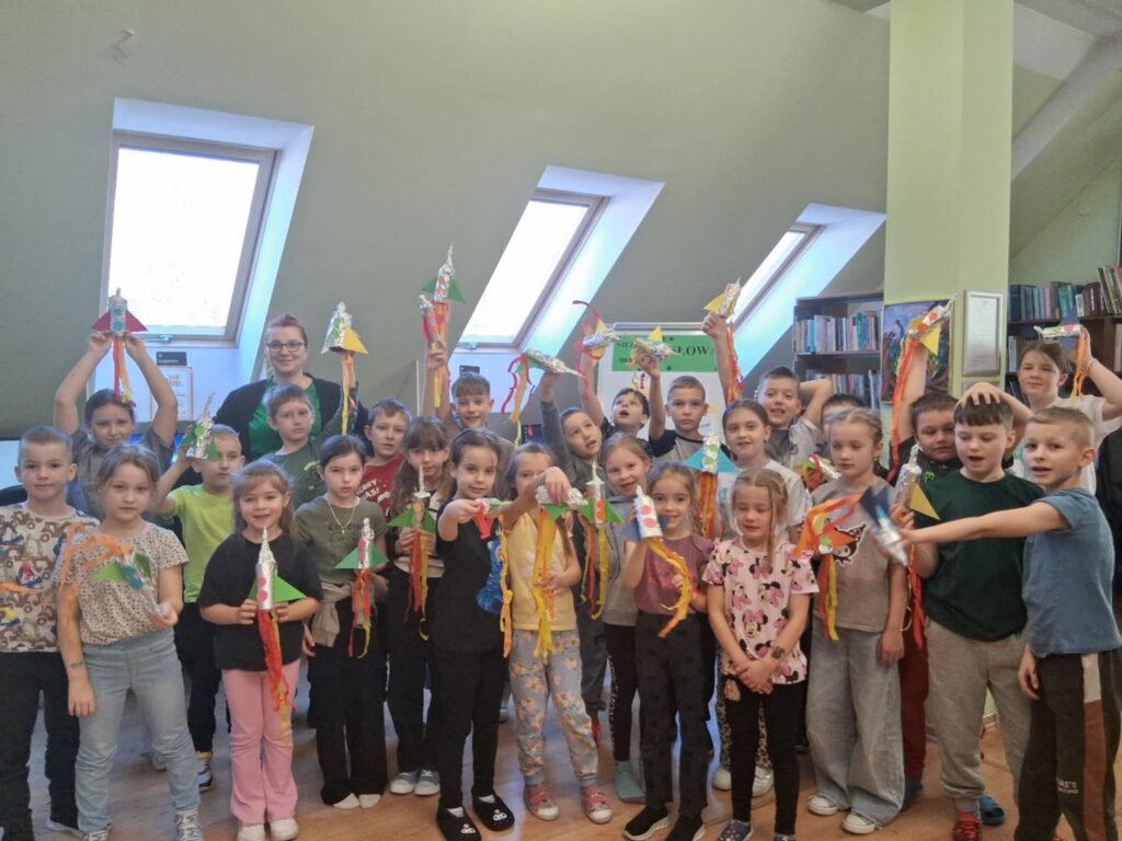 grupa dzieci w bibliotece