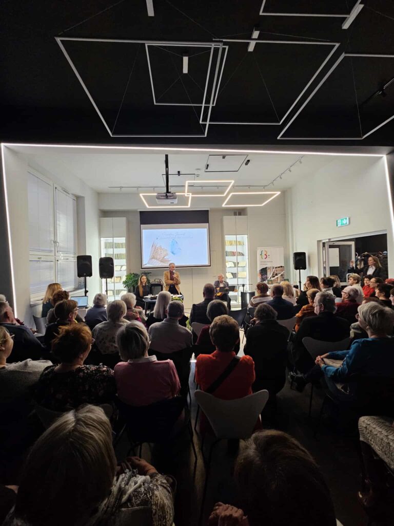 sala biblioteczna wypełniona widownią