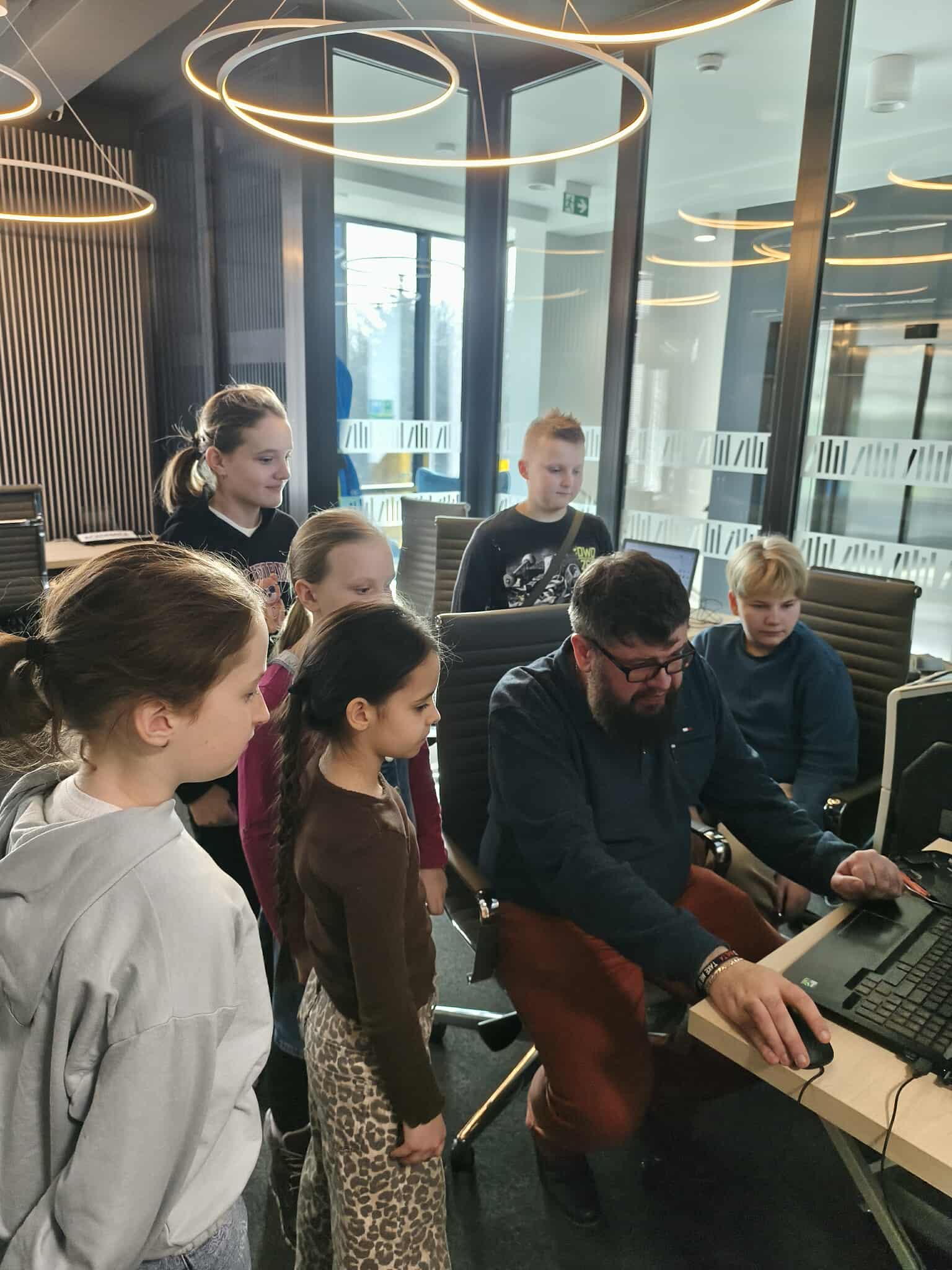 grupa dzieci w bibliotece