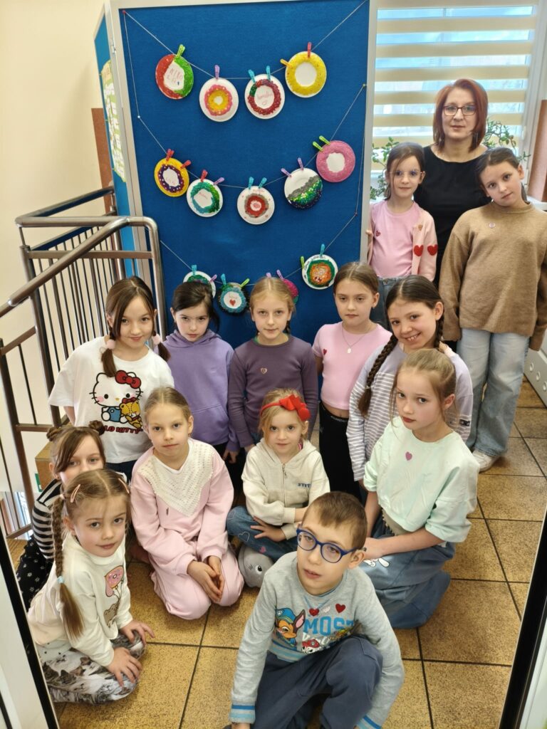 grupa dzieci w bibliotece