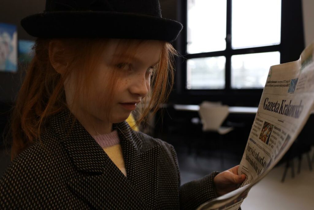 dziewczynka z gazeta