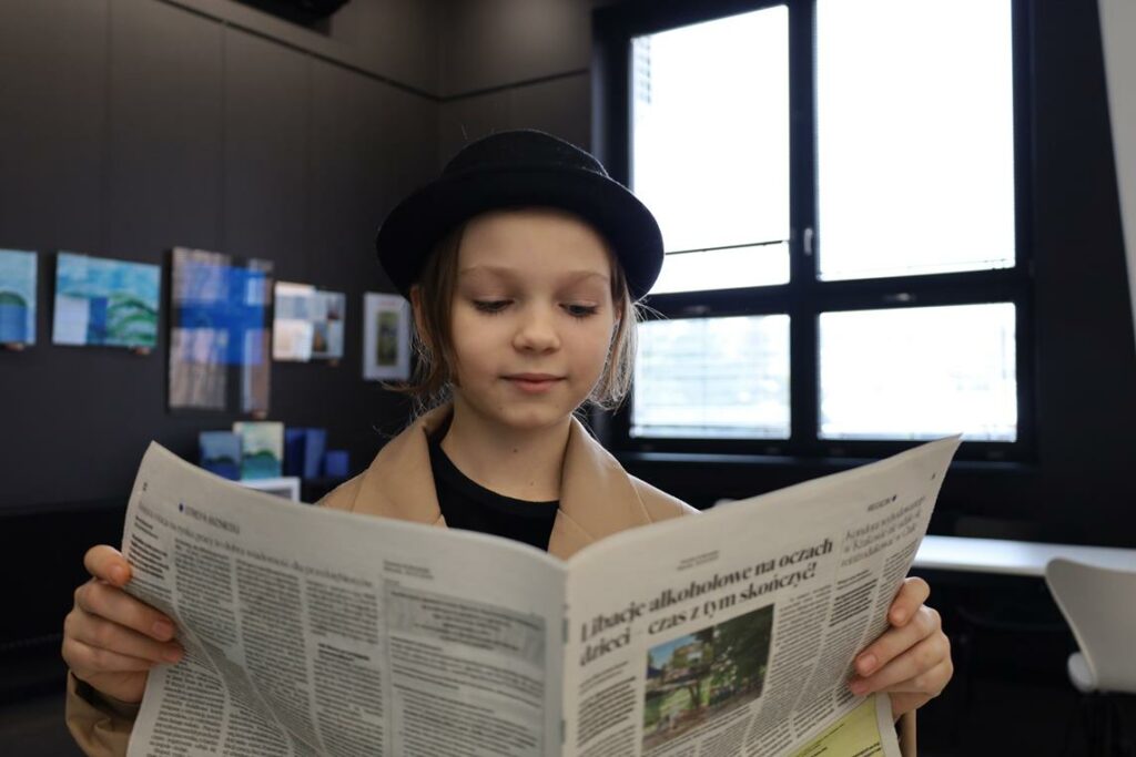dziewczynka z gazeta