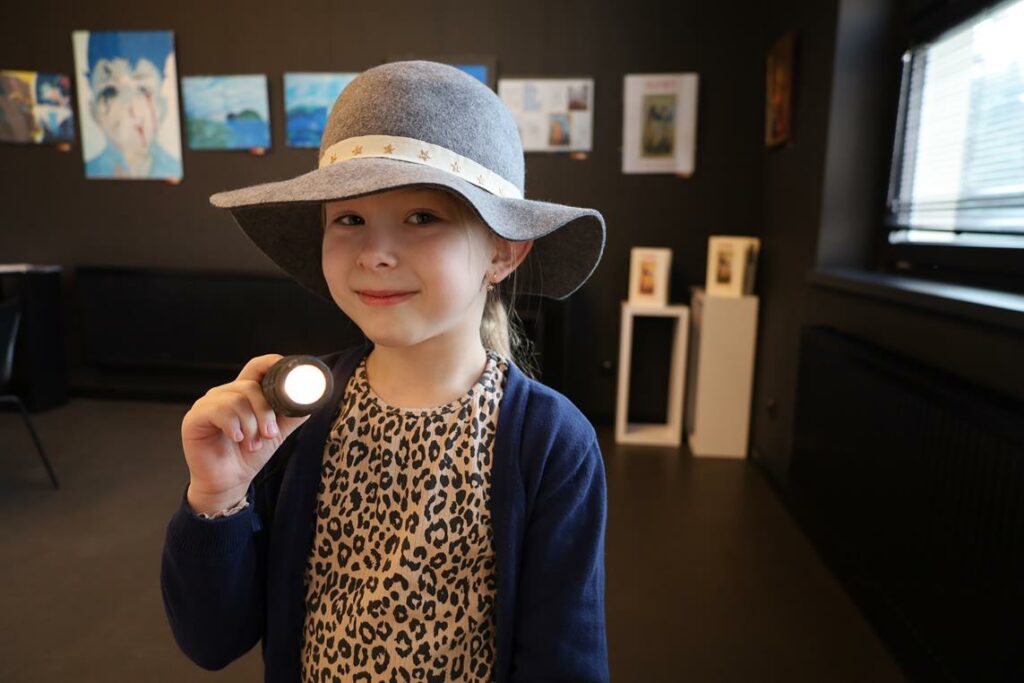 dziewczynka w kapeluszu