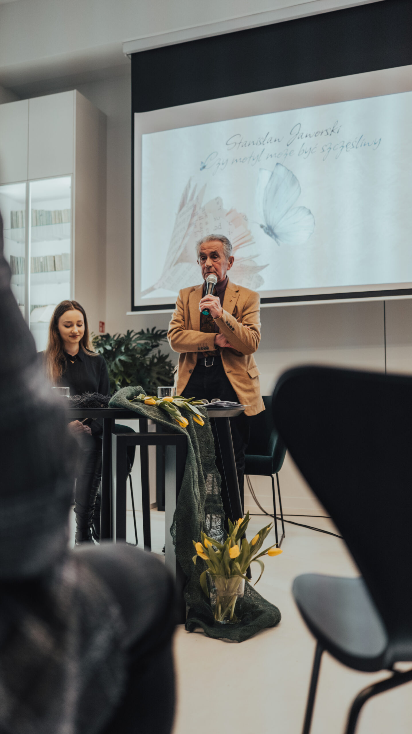 dwie osoby na scenie