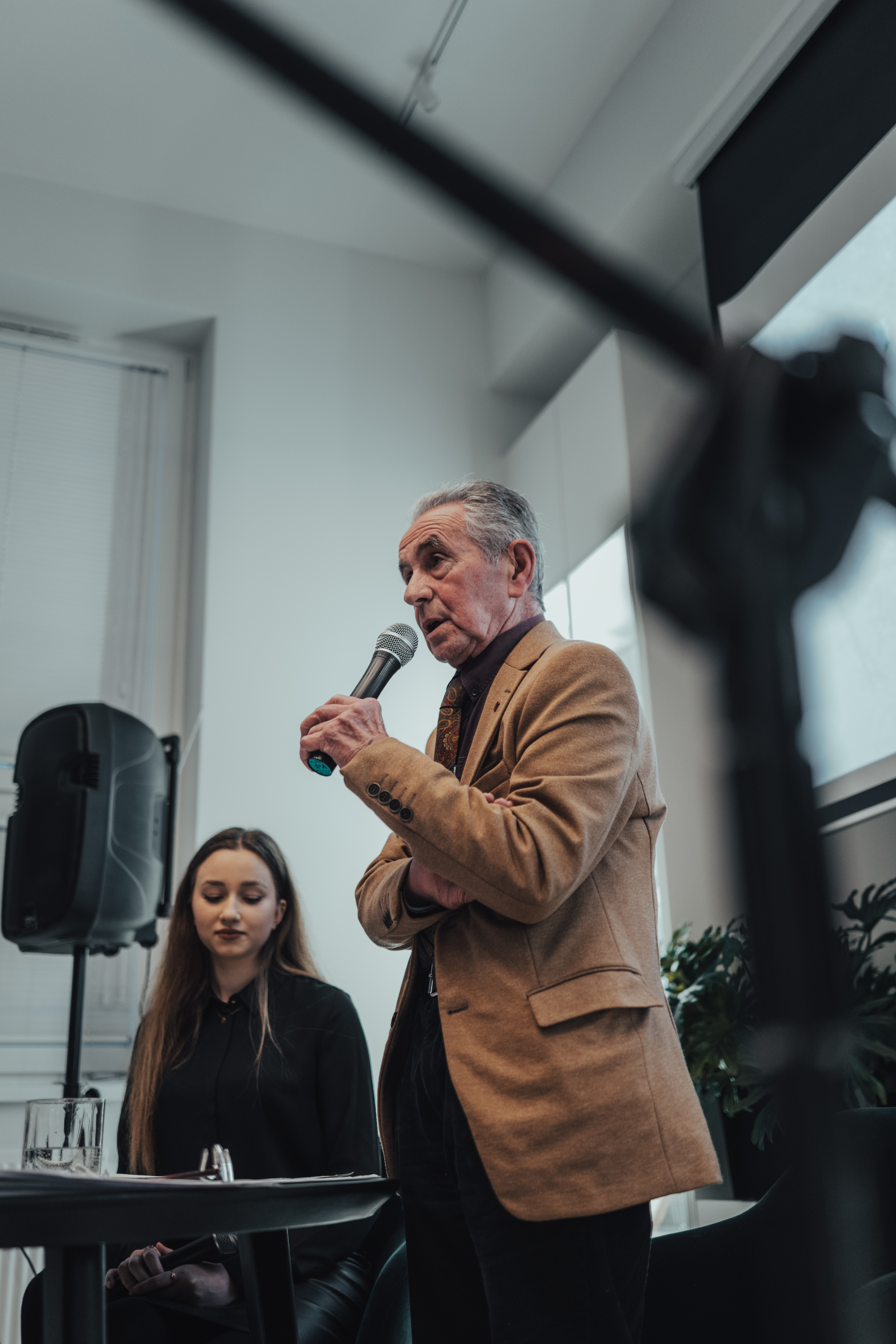 dwie osoby jedna z mikrofonem