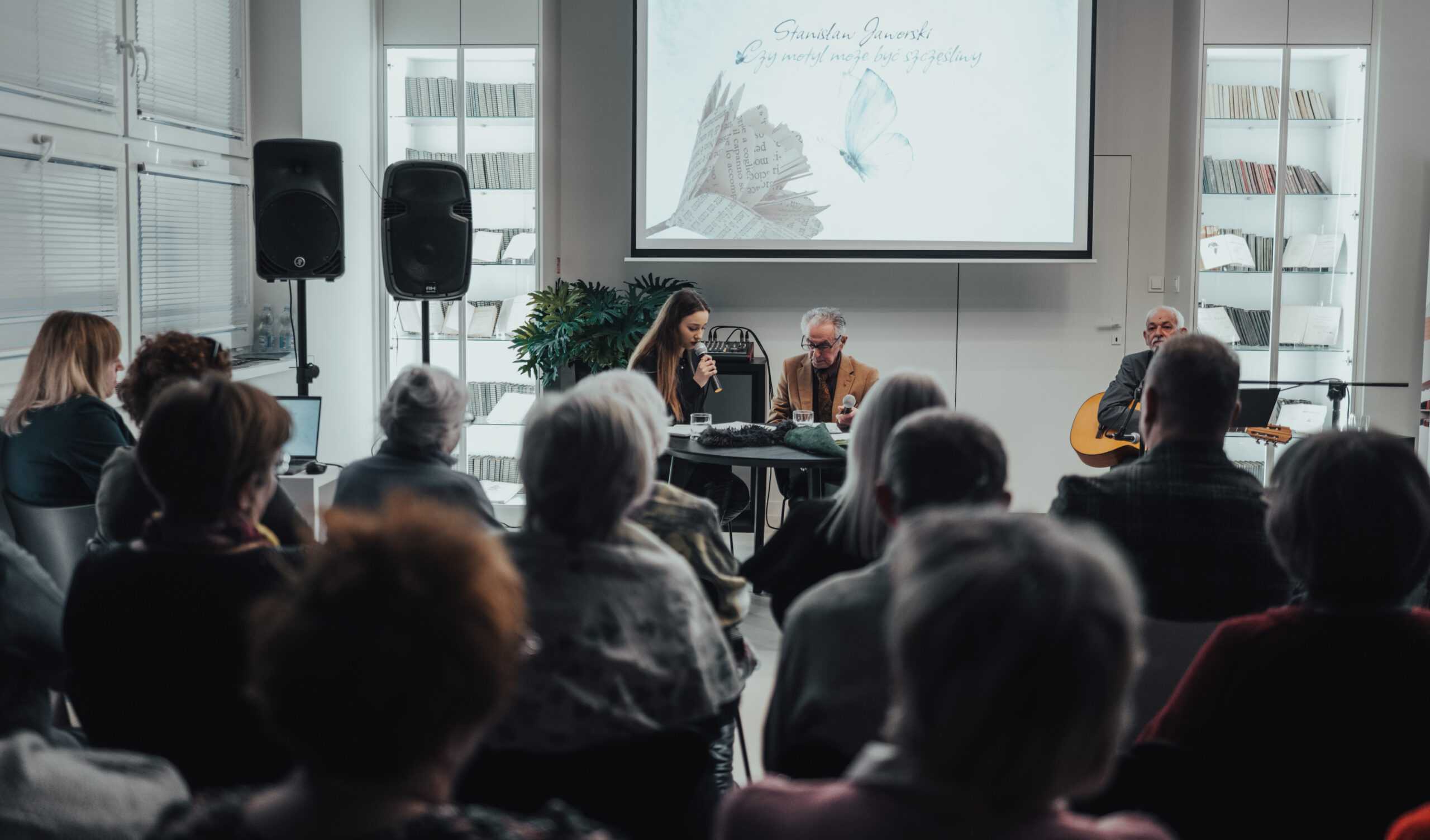 dwie osoby na tle widowni