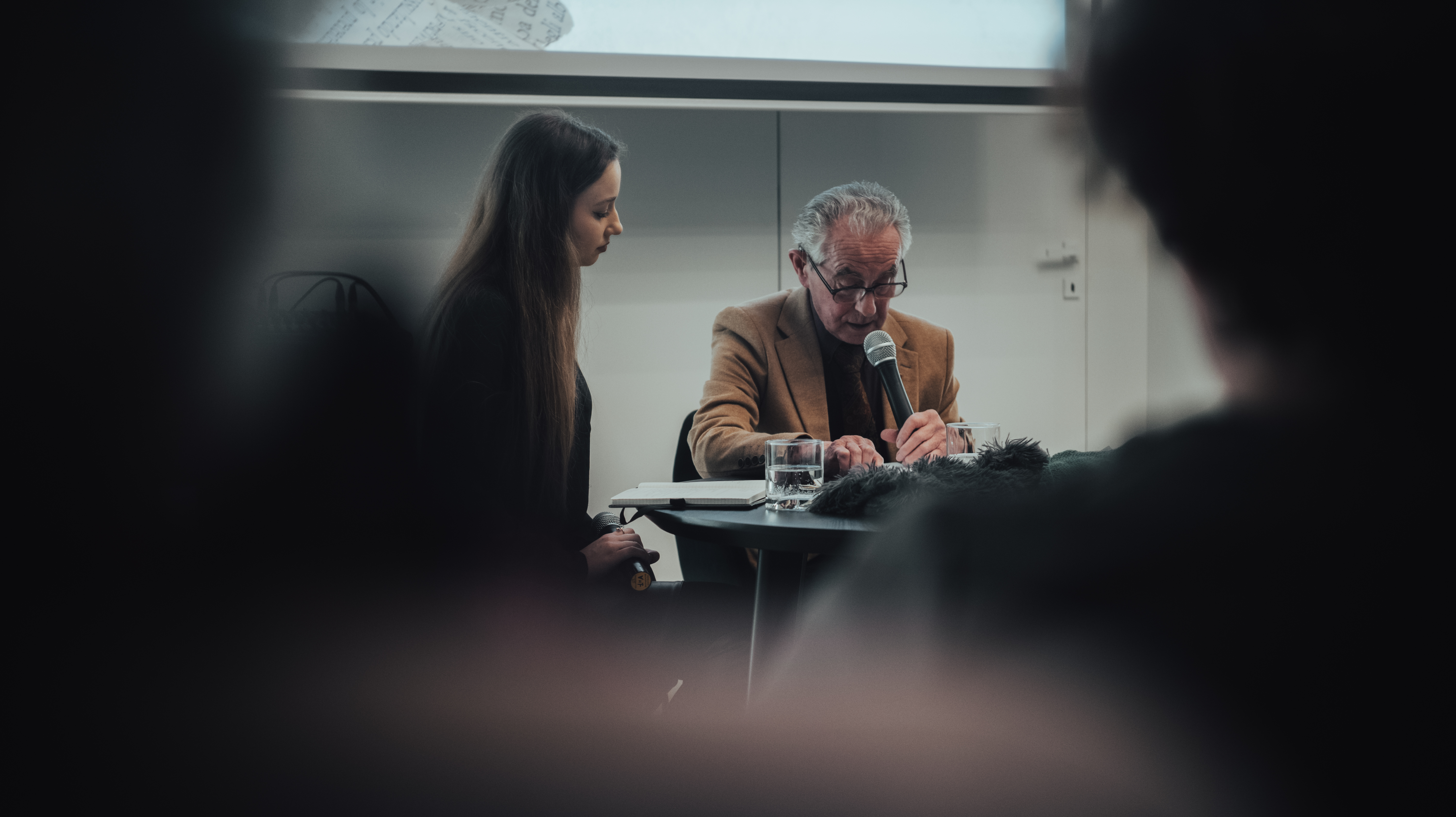 dwie osoby jedna z mikrofonem