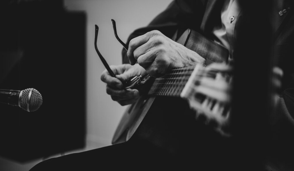 dłonie z okularami i gitara