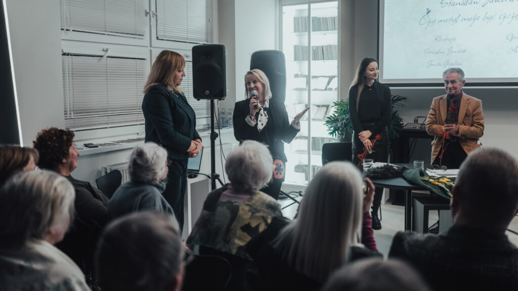 kilka osób na widowni