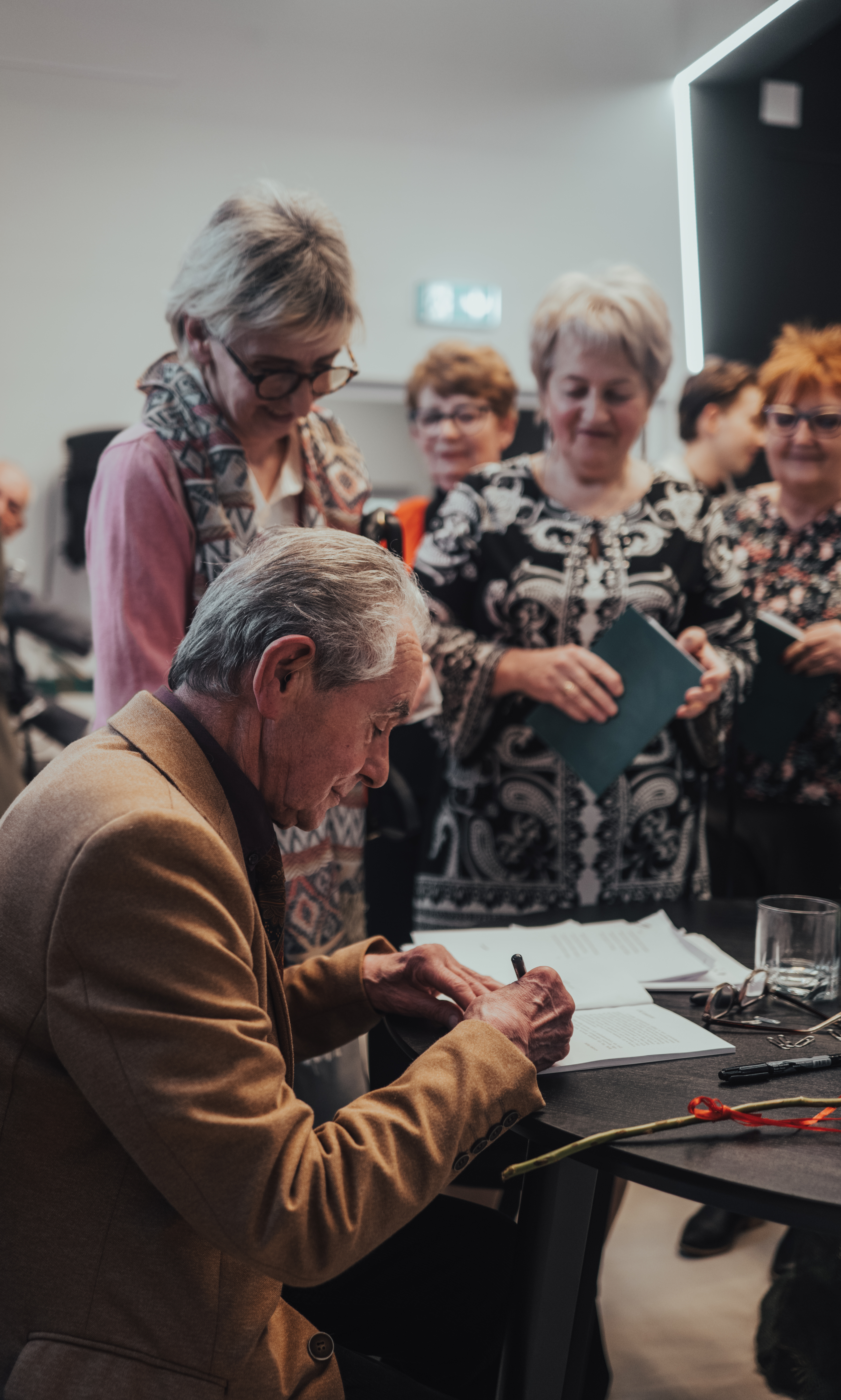 kilka osób w kolejce po autograf