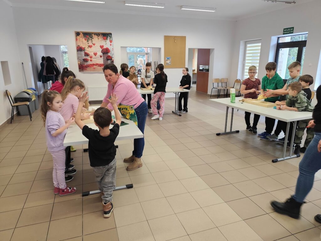 grupa dzieci podczas zajeć