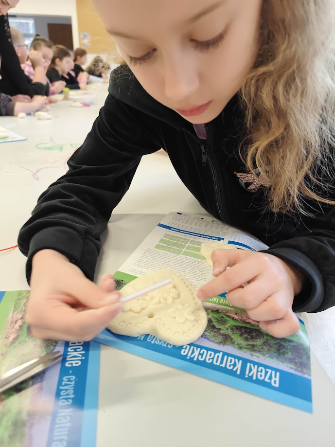 dziecko ozdabia serduszko