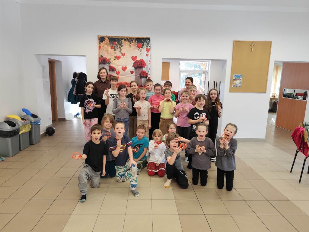 grupa dzieci podczas ferii