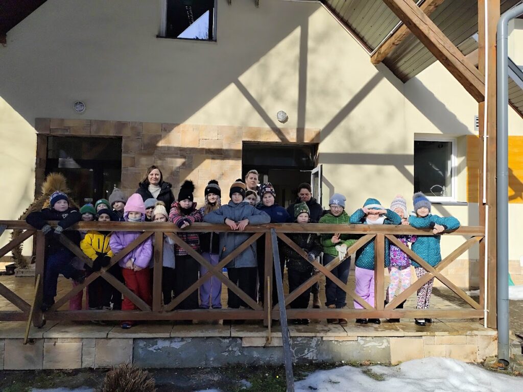 grupa dzieci przed budynkiem