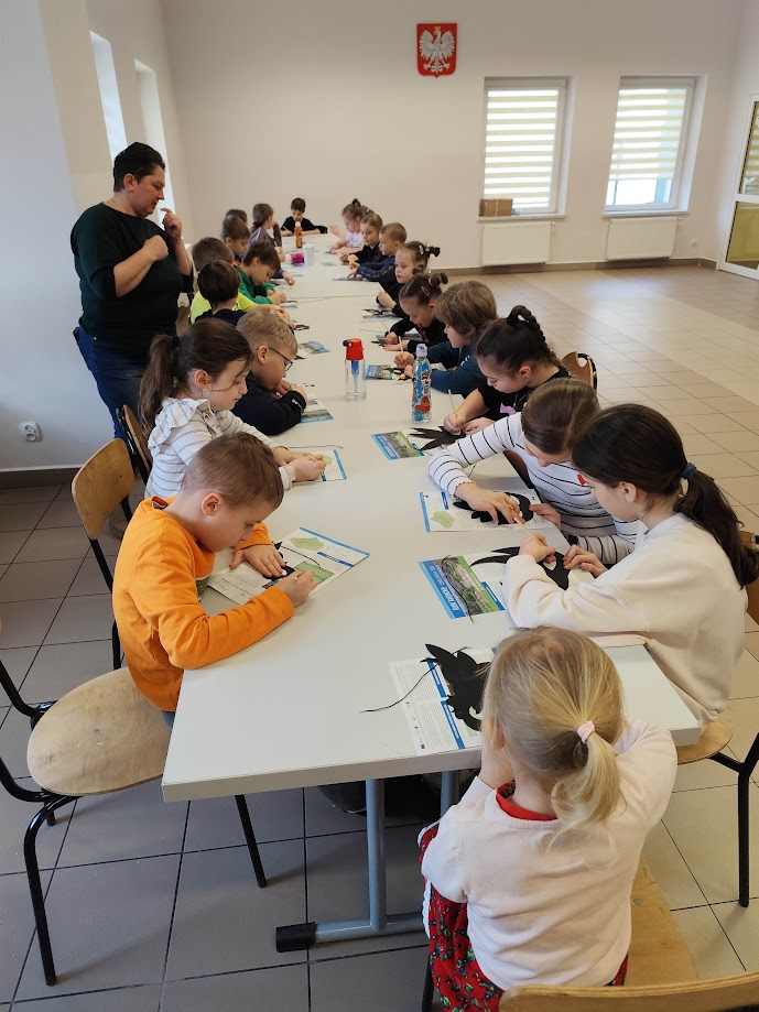 grupa dzieci podczas zajęć plastycznych