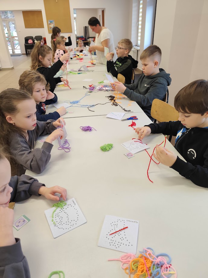 grupa dzieci podczas zajęć plastycznych