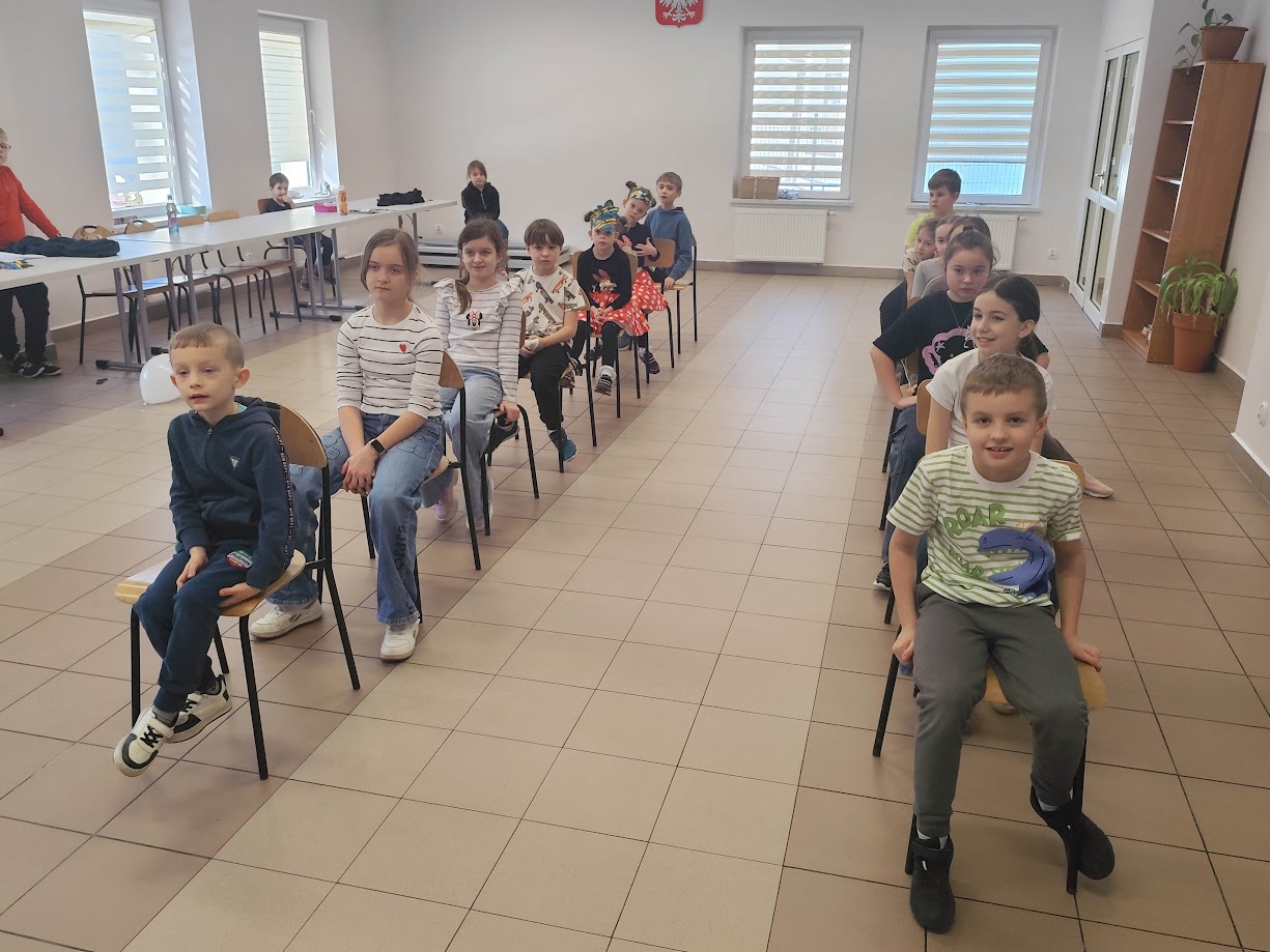 grupa dzieci podczas zabawy