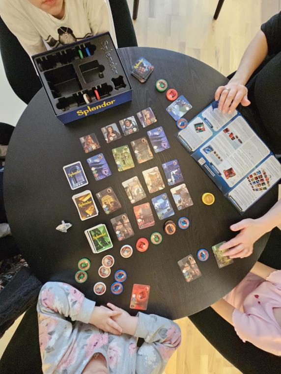 dzieci graja w planszówki