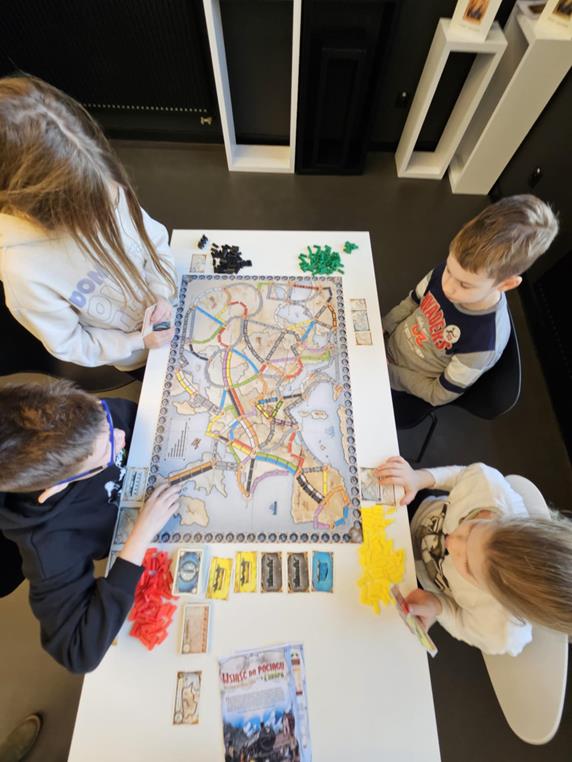 dzieci graja w planszówki