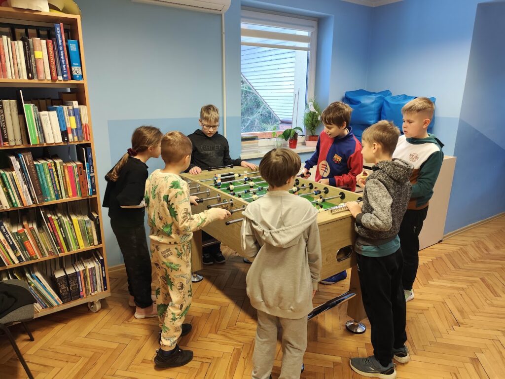 dzieci grające w piłkarzyki