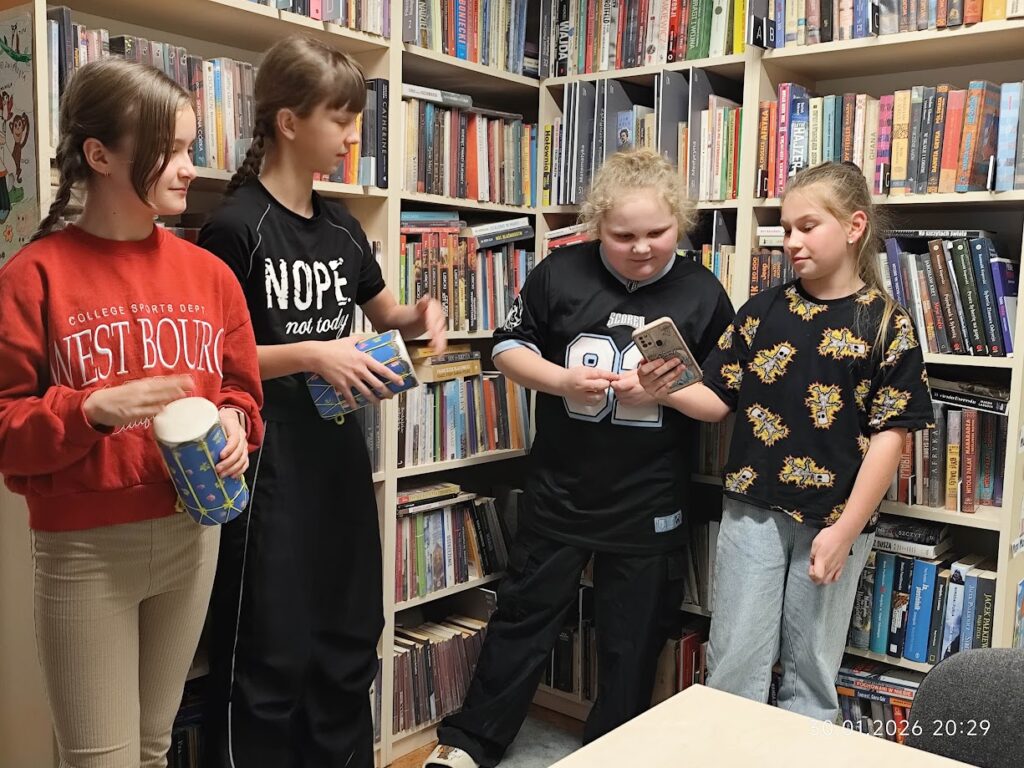 Grupa dzieci w bibliotece