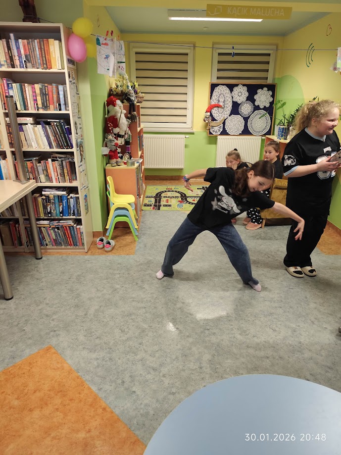 Grupa dzieci w bibliotece