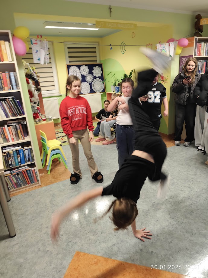 Grupa dzieci w bibliotece