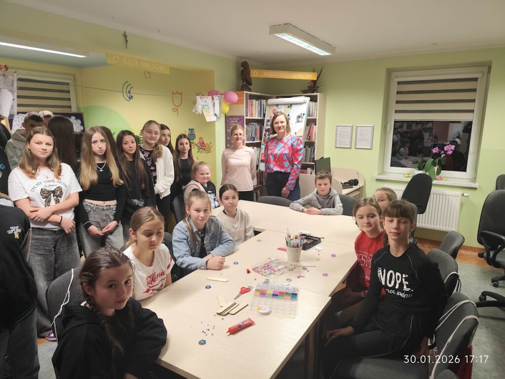 Grupa dzieci w bibliotece