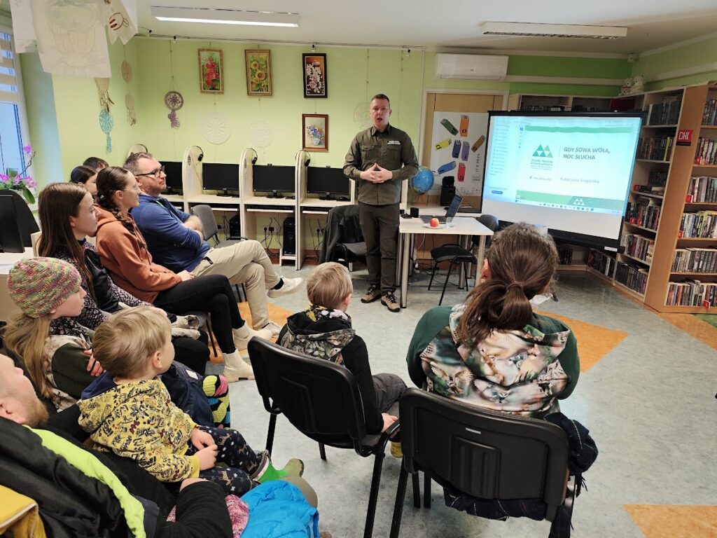 grupa osób w bibliotece