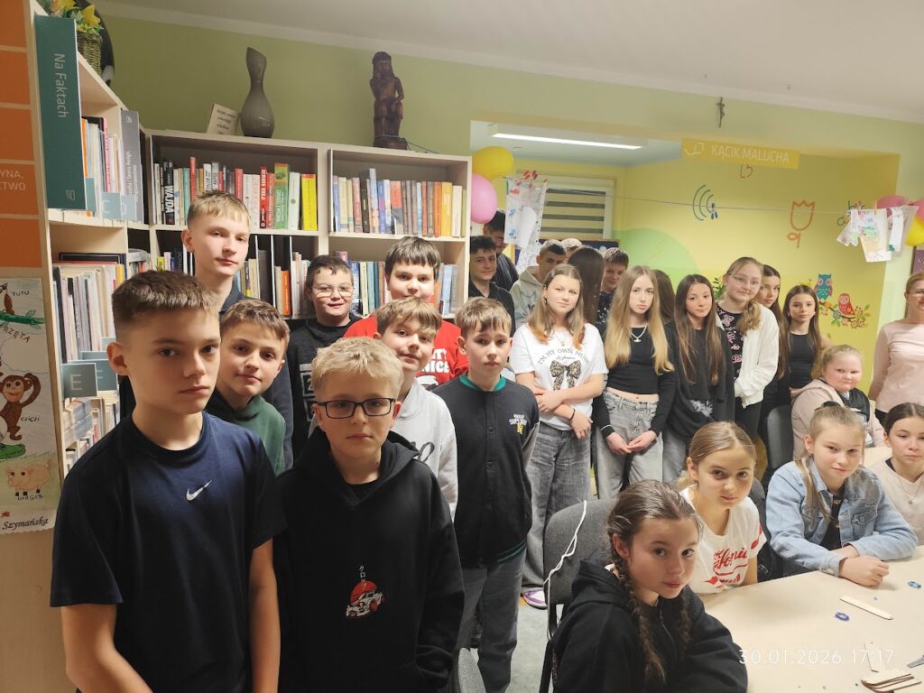 Grupa dzieci w bibliotece